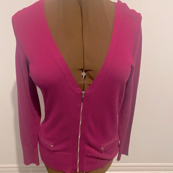 🩷REITMANS🩷Plum V-neck Zipper cardigan in medium. Zipper pockets on the front. - Picture 4 of 11